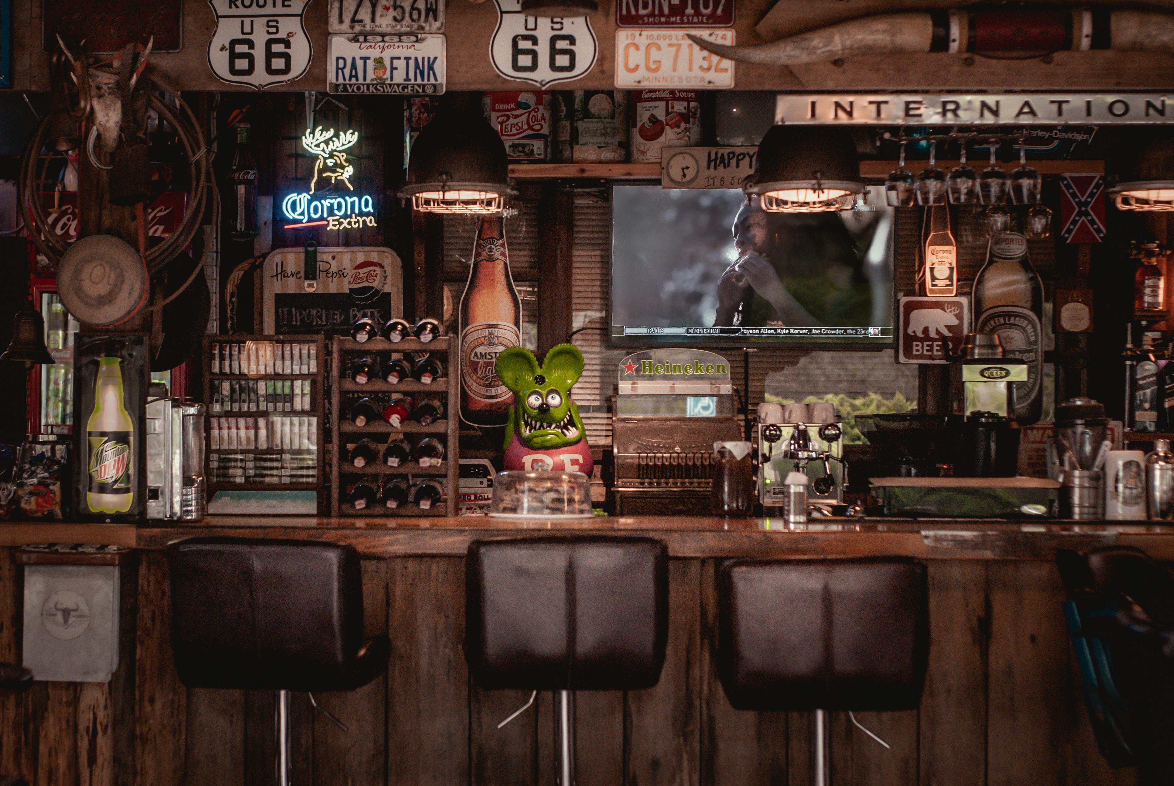 Light Up the Night: Why Bar Neon Signs are the King of Beer Bar Wall Decor