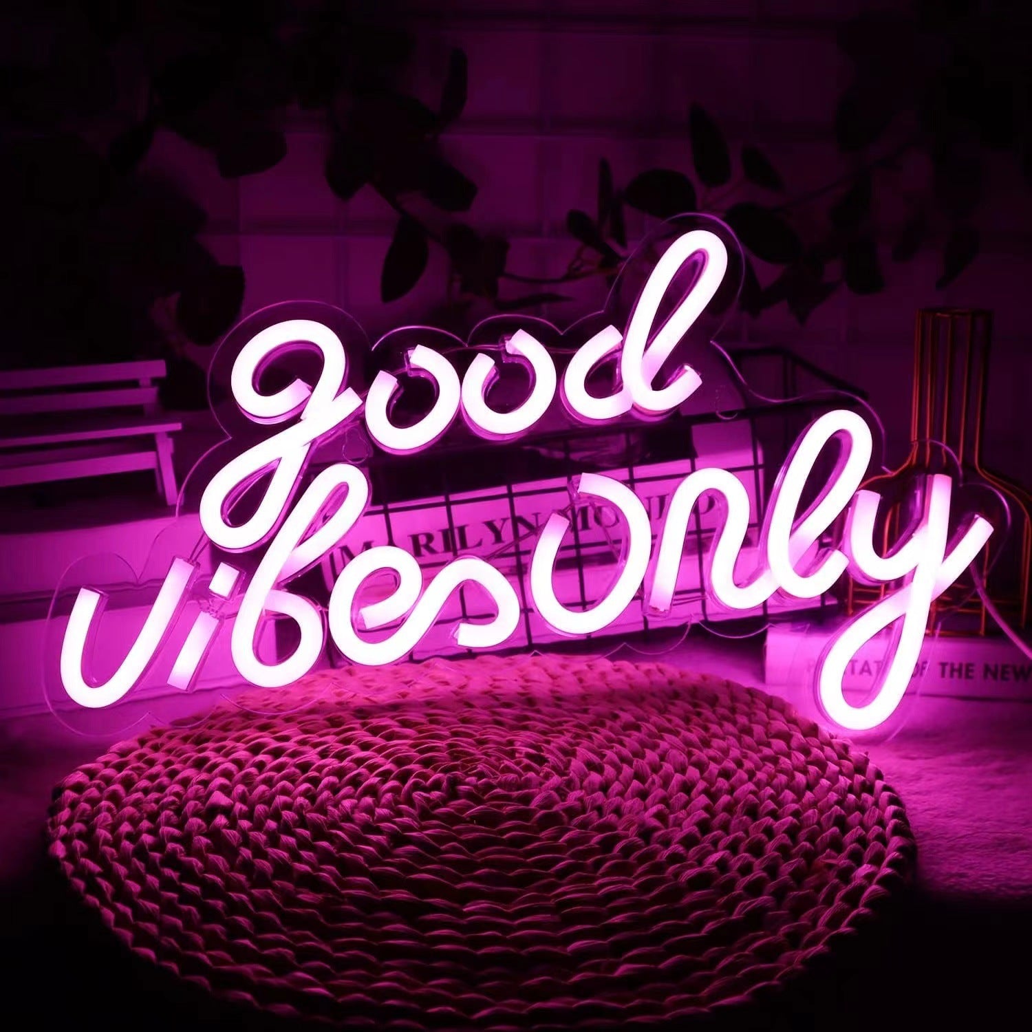 Cachito 'Good Vibes Only' LED Neon Sign - Pink USB-Operated Adjustable Brightness Neon Light for Diverse Occasions